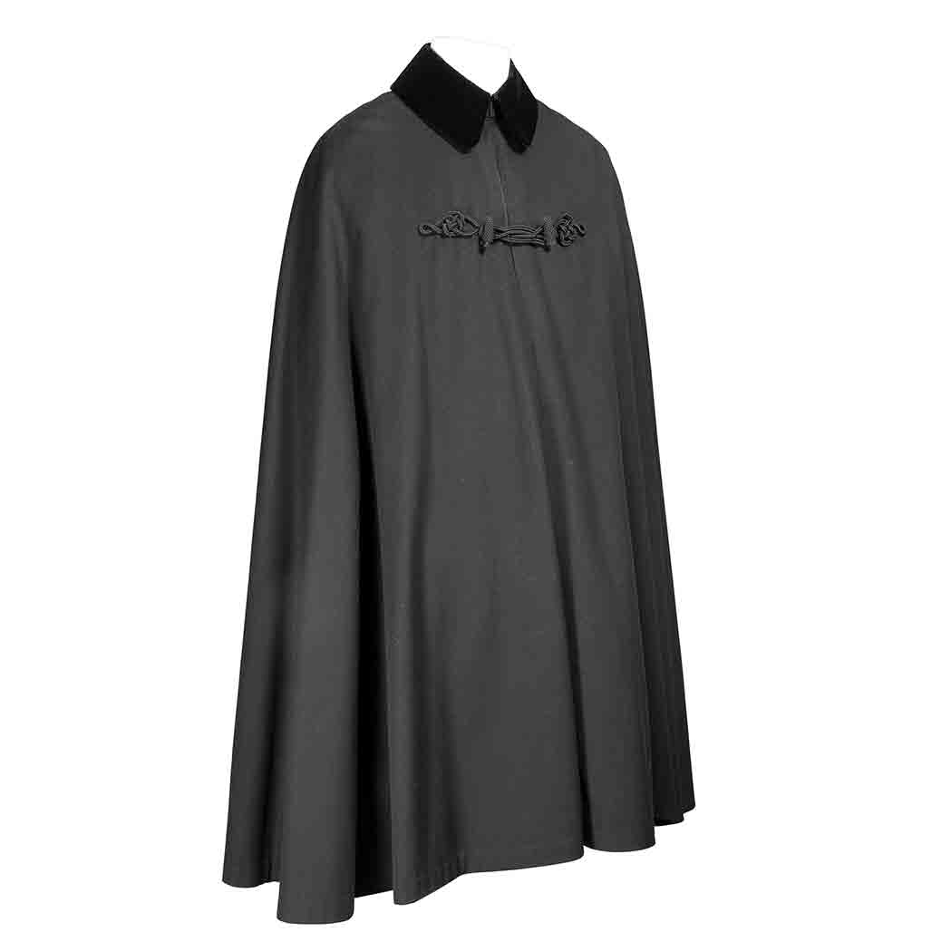 Appraisal: Gentleman's Evening Cape Black wool with black velvet collar and