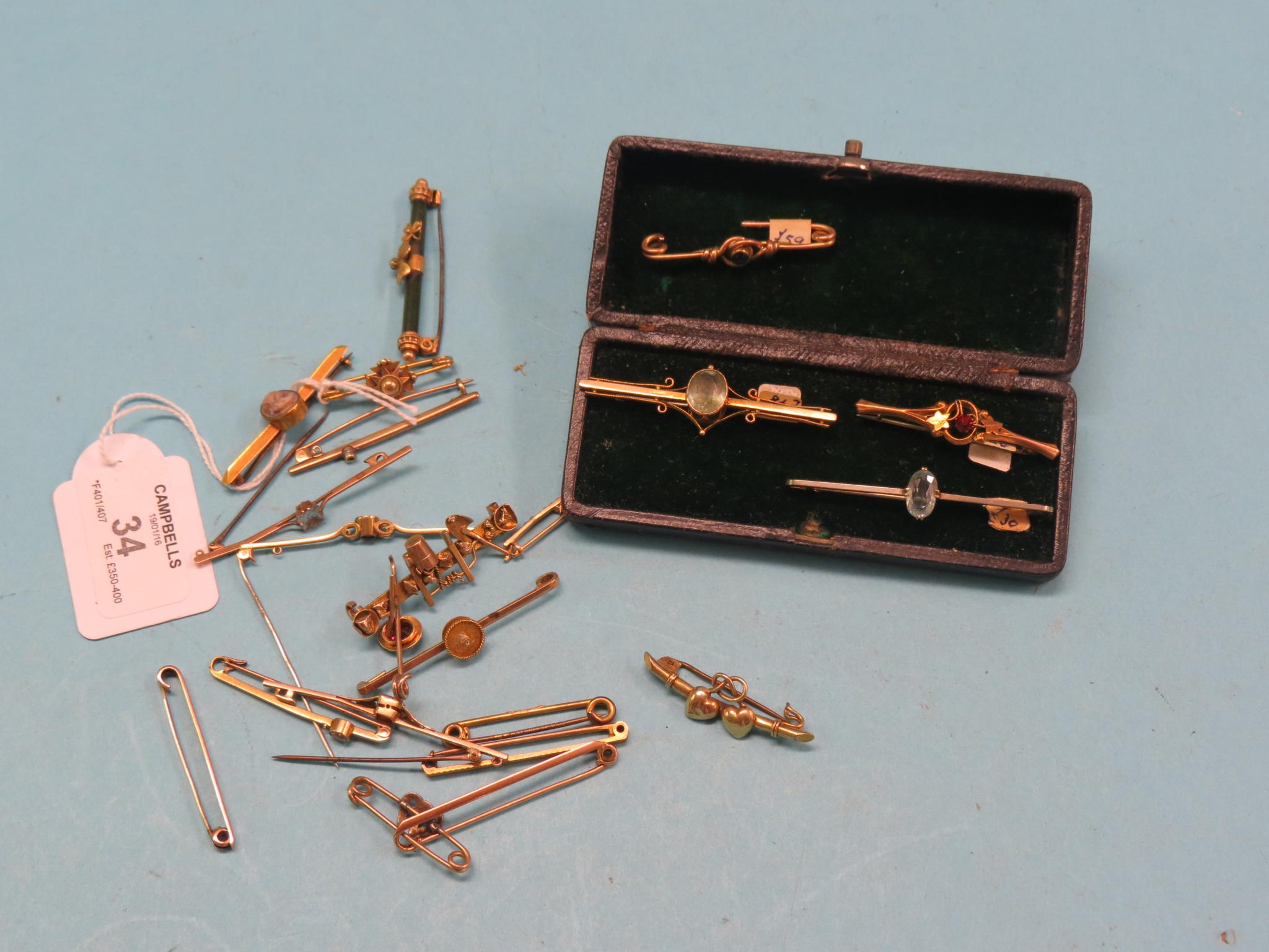 Appraisal: Miscellaneous gold and yellow metal bar brooches total