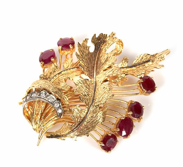 Appraisal: A ruby diamond and k gold leaf motif brooch gr