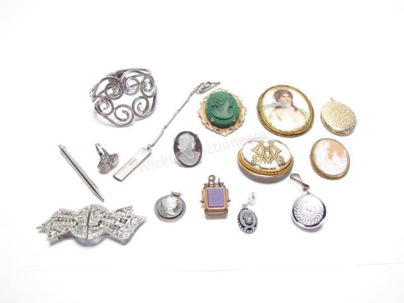 Appraisal: A collection of vintage cameos and jewelry including a rhinestone