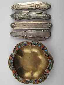 Appraisal: Four American silver fruit knives together with a yellow metal