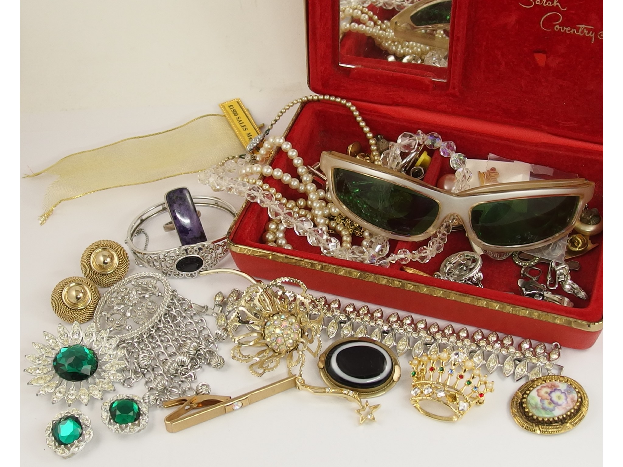 Appraisal: A collection of vintage costume jewellery and silver to include