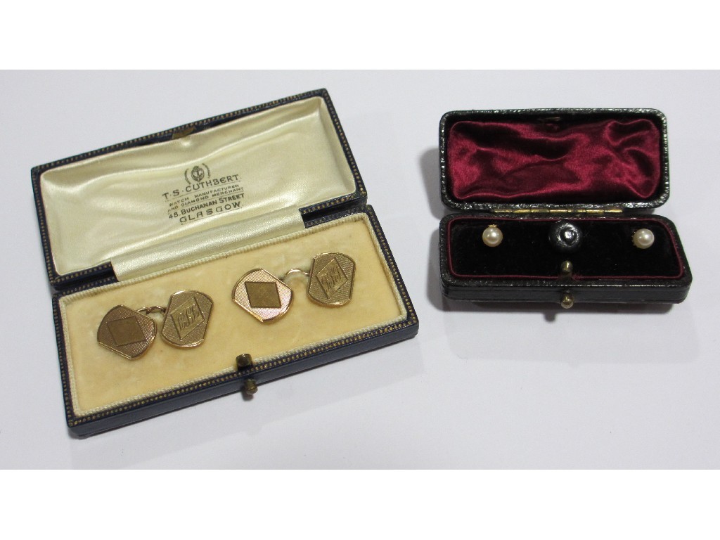 Appraisal: Lot comprising a pair of ct gold cuff links and