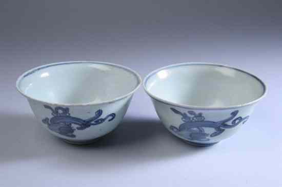 Appraisal: PAIR CHINESE BLUE AND WHITE PORCELAIN BOWLS Ming dynasty Wanli