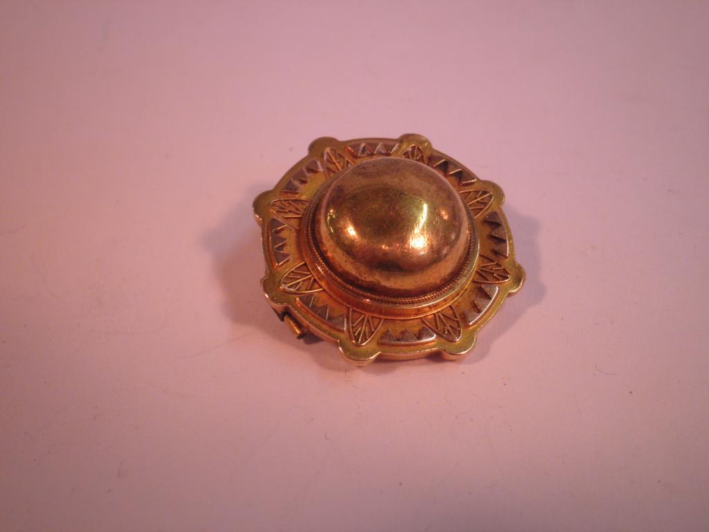 Appraisal: A gold memorial brooch the reverse inset with a female