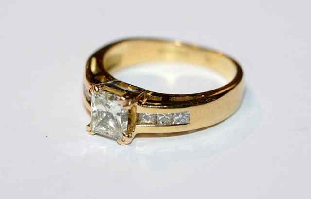 Appraisal: A DIAMOND SET SOLITAIRE RING claw set princess cut diamond