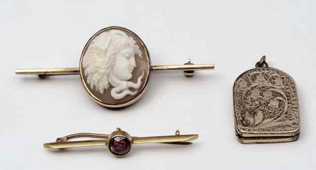 Appraisal: A CAMEO SET BAR BROOCH depicting the head of a