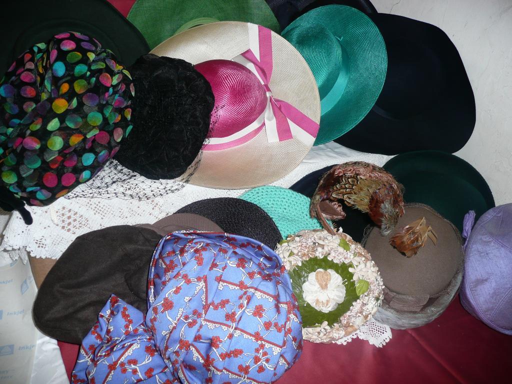 Appraisal: A group of ladies hats plus berets and caps in