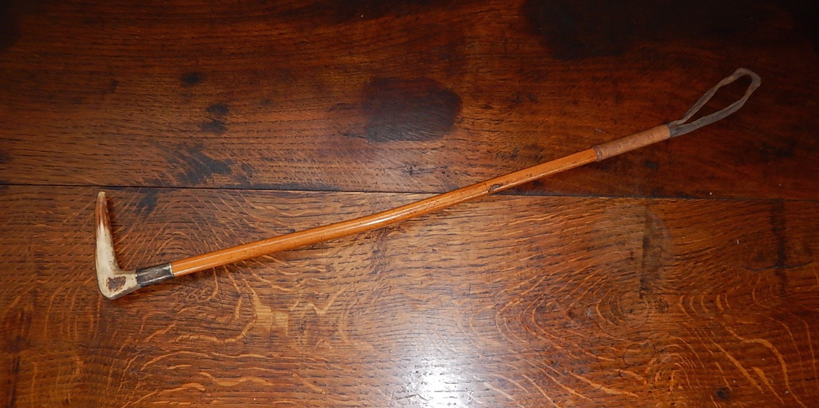 Appraisal: A ladies Malacca riding crop with antler handle