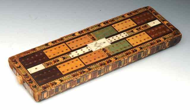 Appraisal: A TH CENTURY CRIBBAGE BOARD with parquetry inlay and central