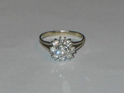 Appraisal: A DIAMOND CLUSTER RING having central brilliant cut diamonds claw