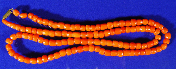 Appraisal: String of coral beads