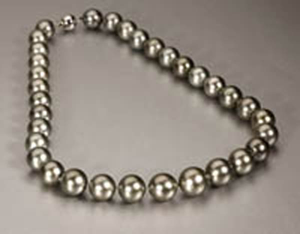 Appraisal: A single strand of Tahitian cultured pearls A single strand