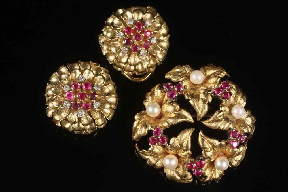 Appraisal: JEWELRY SUITE - Two Piece Suite consists of one K