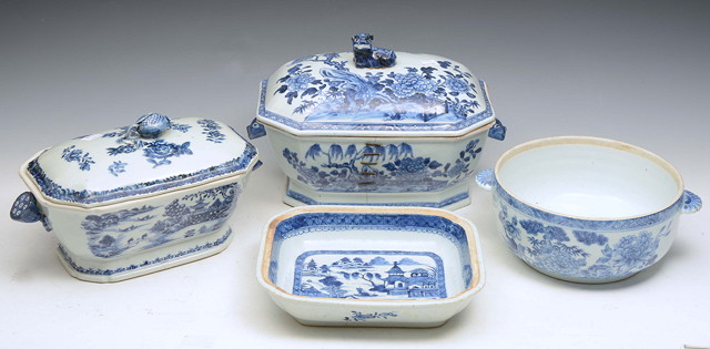 Appraisal: A CHINESE BLUE AND WHITE PORCELAIN EXPORT TUREEN BASE with