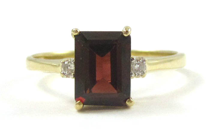 Appraisal: GARNET DIAMOND AND TEN KARAT GOLD RING with one round-cut