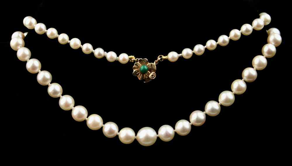 Appraisal: NECKLACE - Cultured pearl necklace composed of seventy-nine pearls graduating