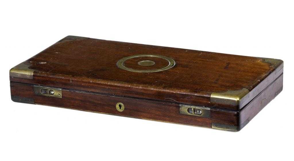 Appraisal: AN ENGLISH BRASS MOUNTED MAHOGANY PISTOL CASE with baize lined