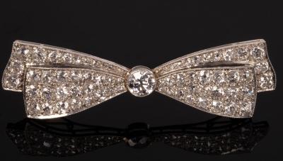 Appraisal: A diamond bow brooch the central stone of approximately ct