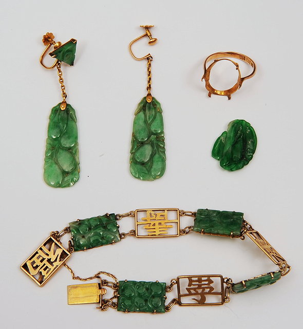 Appraisal: A CHINESE GOLD AND SPINACH JADE SET BRACELET with Shou