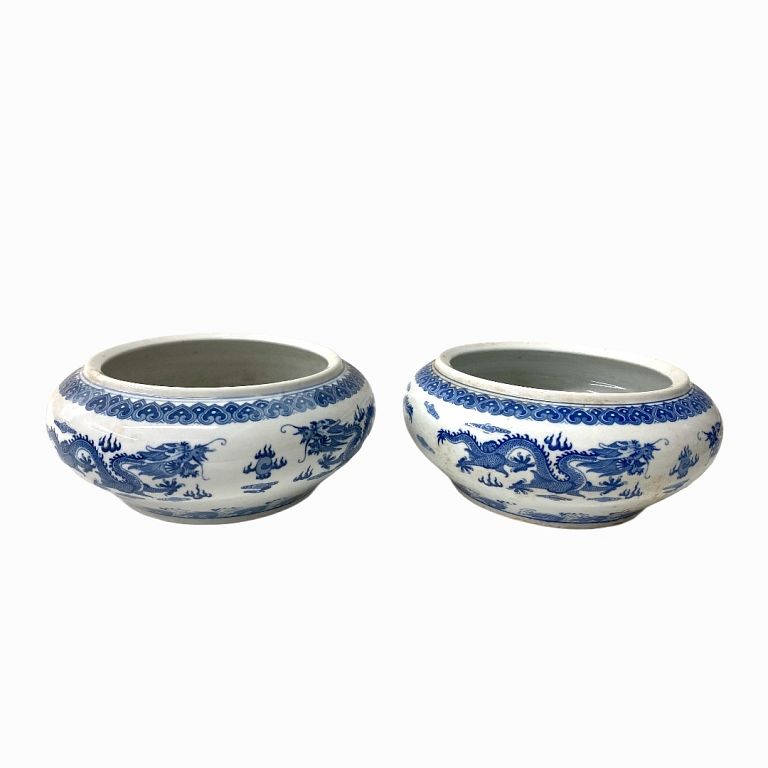 Appraisal: th Century Chinese Porcelain Matching Bowls th Century Chinese Porcelain