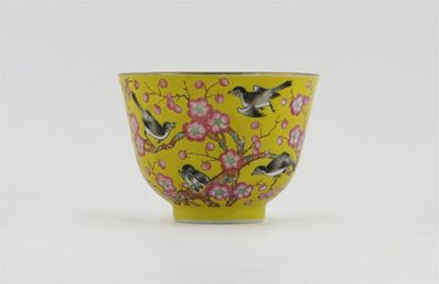 Appraisal: A Chinese famille rose yellow ground bowl painted with eight