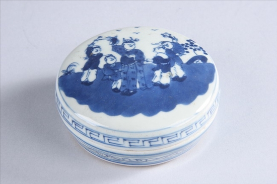 Appraisal: CHINESE BLUE AND WHITE PORCELAIN BOX AND COVER Early Qing