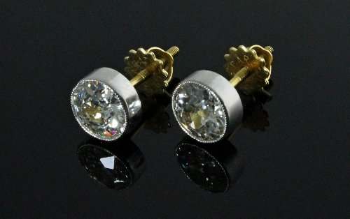 Appraisal: A pair of diamond ear studs each stone in a