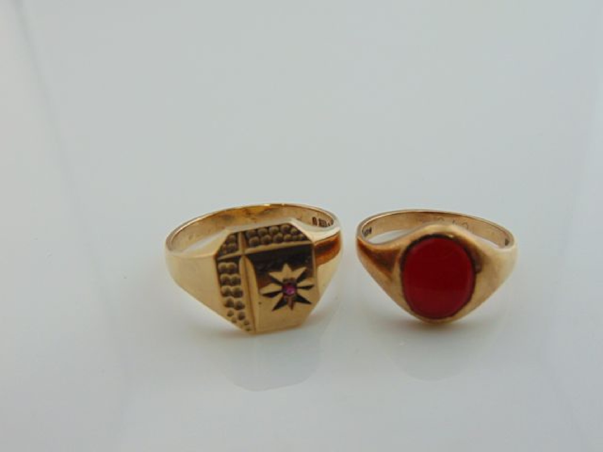 Appraisal: A ct gold signet ring inset with an oval carnelian