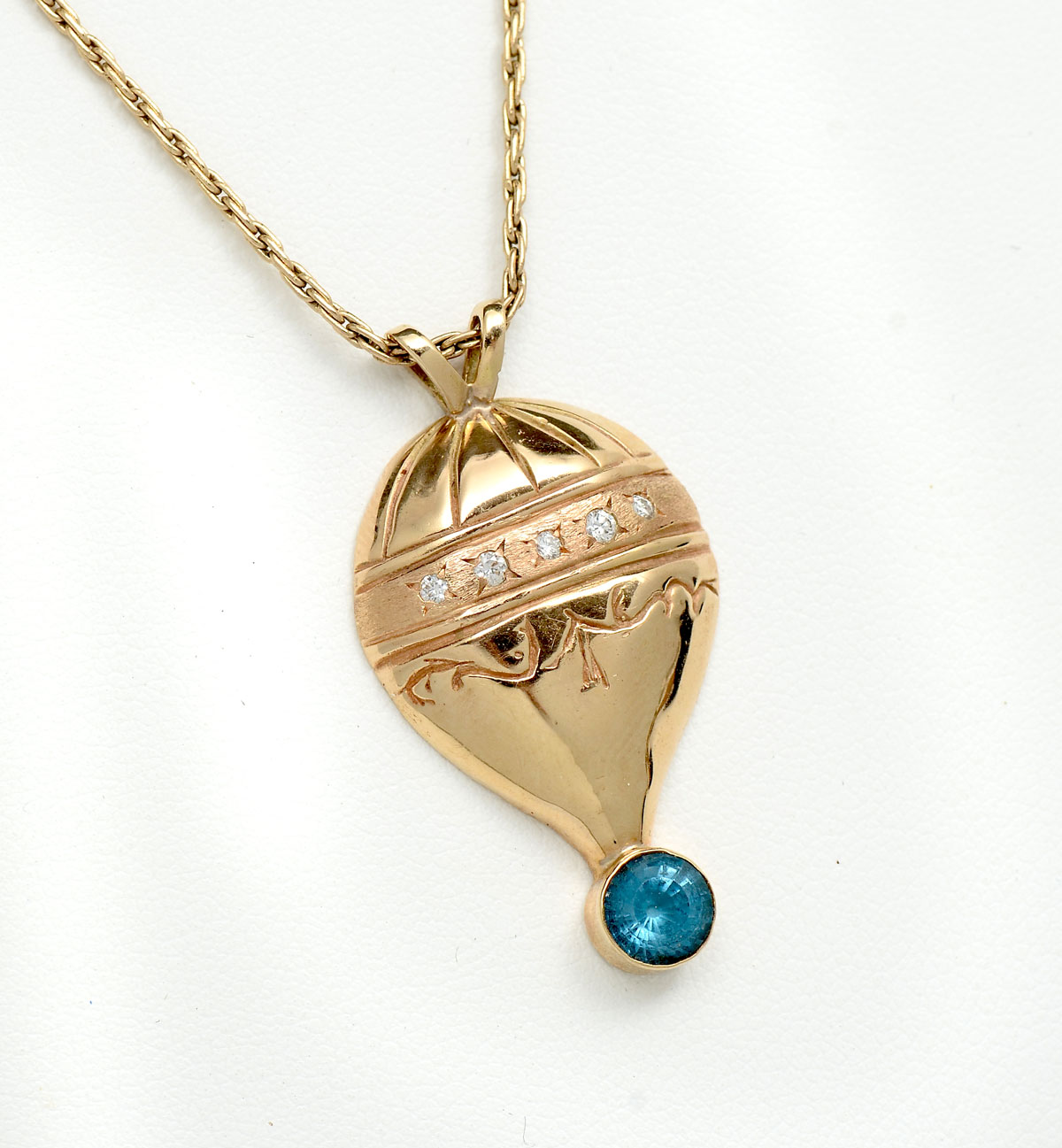 Appraisal: K BALLOON PENDANT CHAIN K yellow gold balloon pendant contains