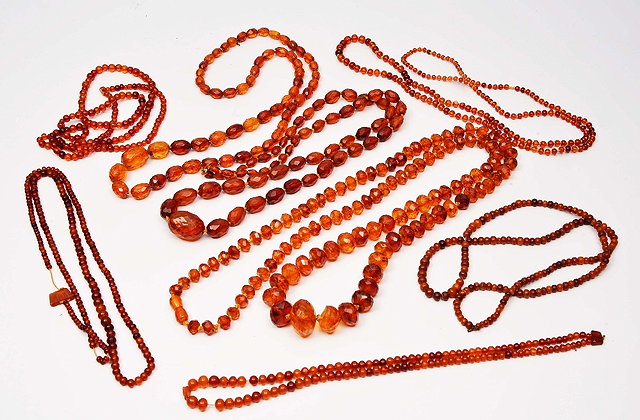 Appraisal: A COLLECTION OF AMBER BEAD NECKLACES and loose amber beads