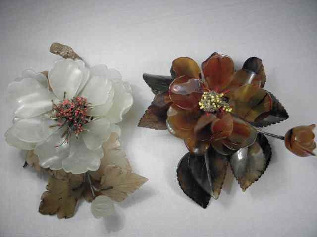 Appraisal: Lot of two carved hardstone flower groups Each has a