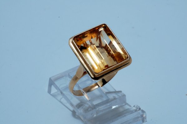 Appraisal: Ladies handmade marked K yellow gold ring with single emerald