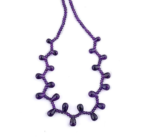 Appraisal: AN AMETHYST NECKLACE A pretty amethyst necklace The deep purple