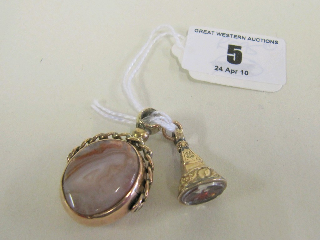 Appraisal: Lot comprising a Victorian seal and a ct gold mounted