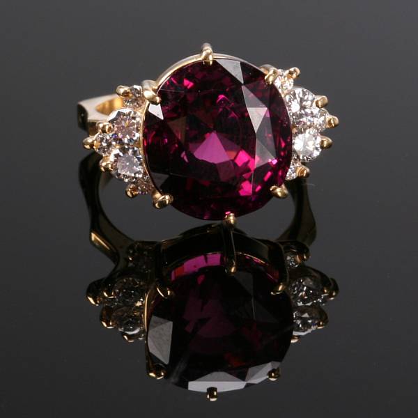 Appraisal: A garnet diamond and eighteen karat yellow gold ring centering