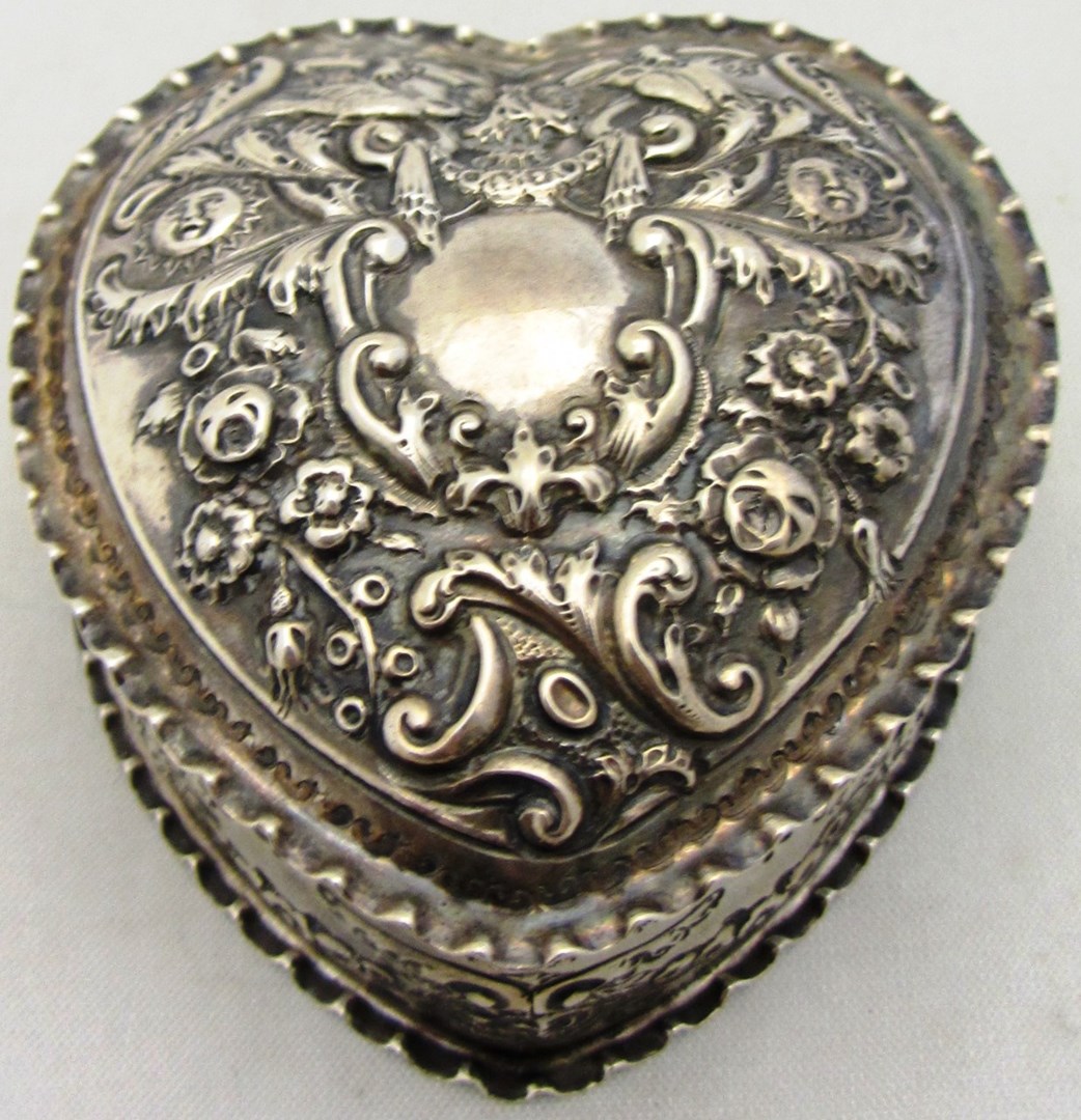 Appraisal: A Victorian silver hinge lidded trinket box of heart shaped