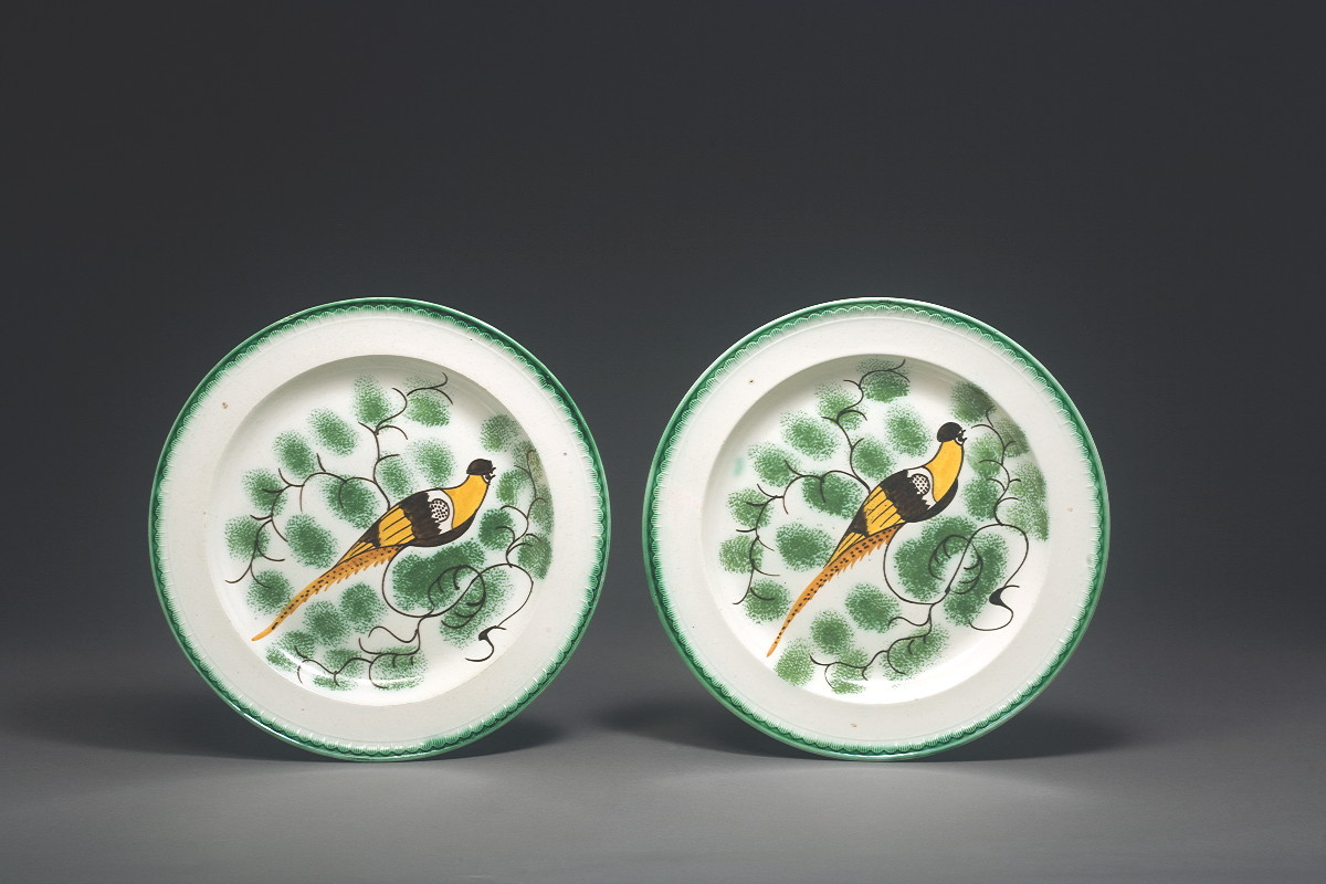 Appraisal: FINE PAIR OF ENGLISH PEARLWARE 'PEACOCK' PATTERN PLATES CIRCA -