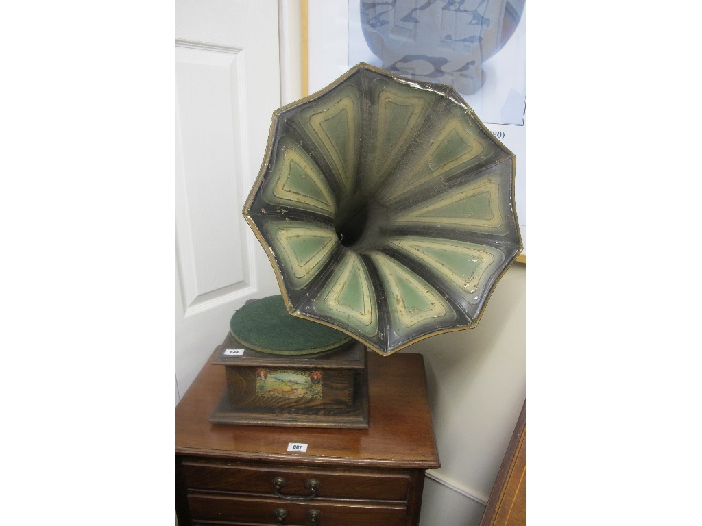 Appraisal: The Yankee Prince' table top gramophone with horn