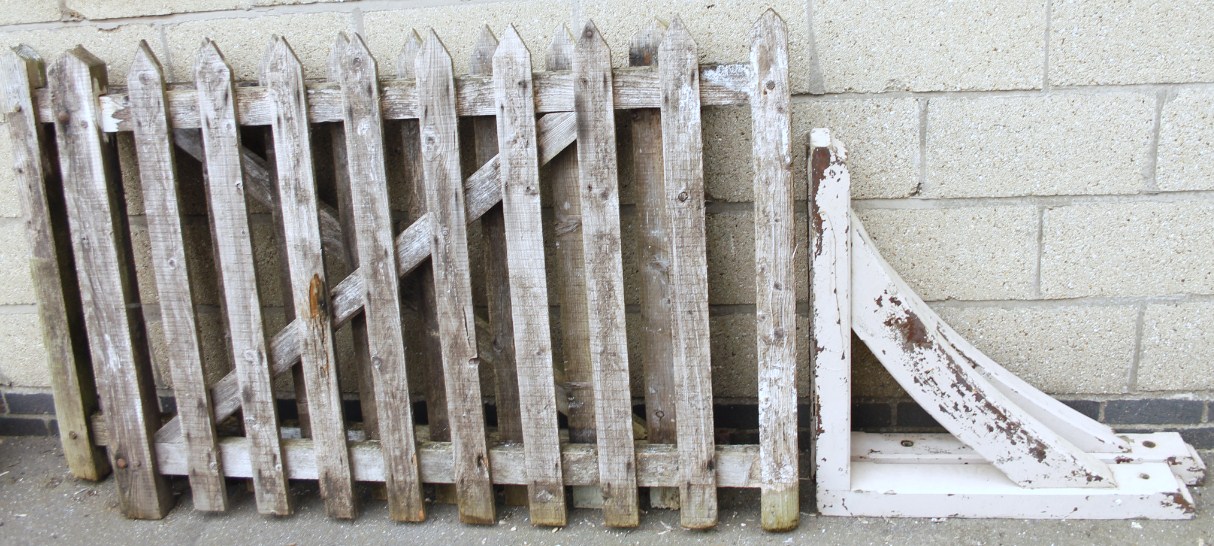 Appraisal: A pair of wooden picket fence gates each one cm