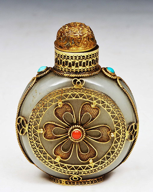 Appraisal: A CHINESE DRUM SHAPED WHITE JADE SNUFF BOTTLE with archaic