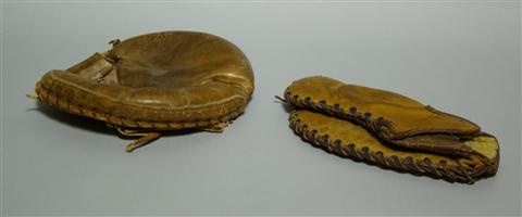 Appraisal: LOU GEHRIG MODEL BASEBALL GLOVE The Lou Gehrig glove by