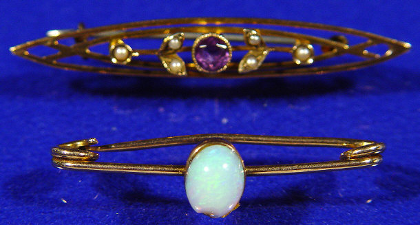 Appraisal: ct gold moonstone bar brooch and a ct gold amethyst