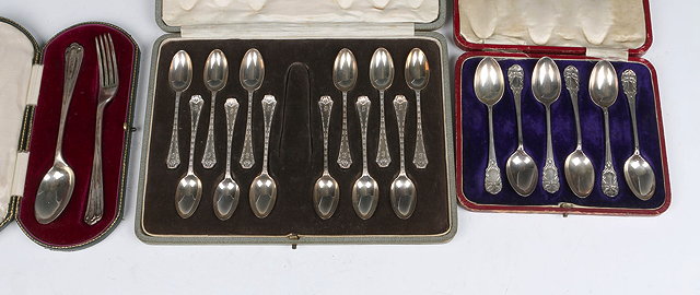 Appraisal: A CASED SET OF SIX SILVER TEASPOONS with foliate decorated