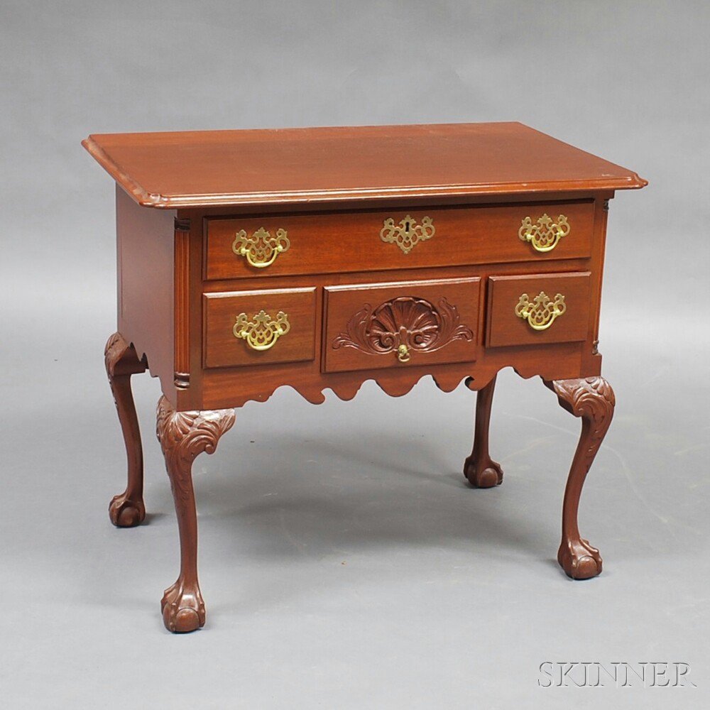 Appraisal: Chippendale-style Mahogany Bench-made Dressing Table the shaped thumbmolded top over