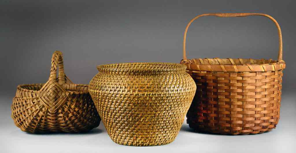 Appraisal: American BasketsTo include a buttocks basket a splint handled basket