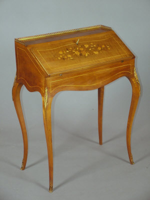 Appraisal: A walnut ladies writing bureau late th century Louis XV