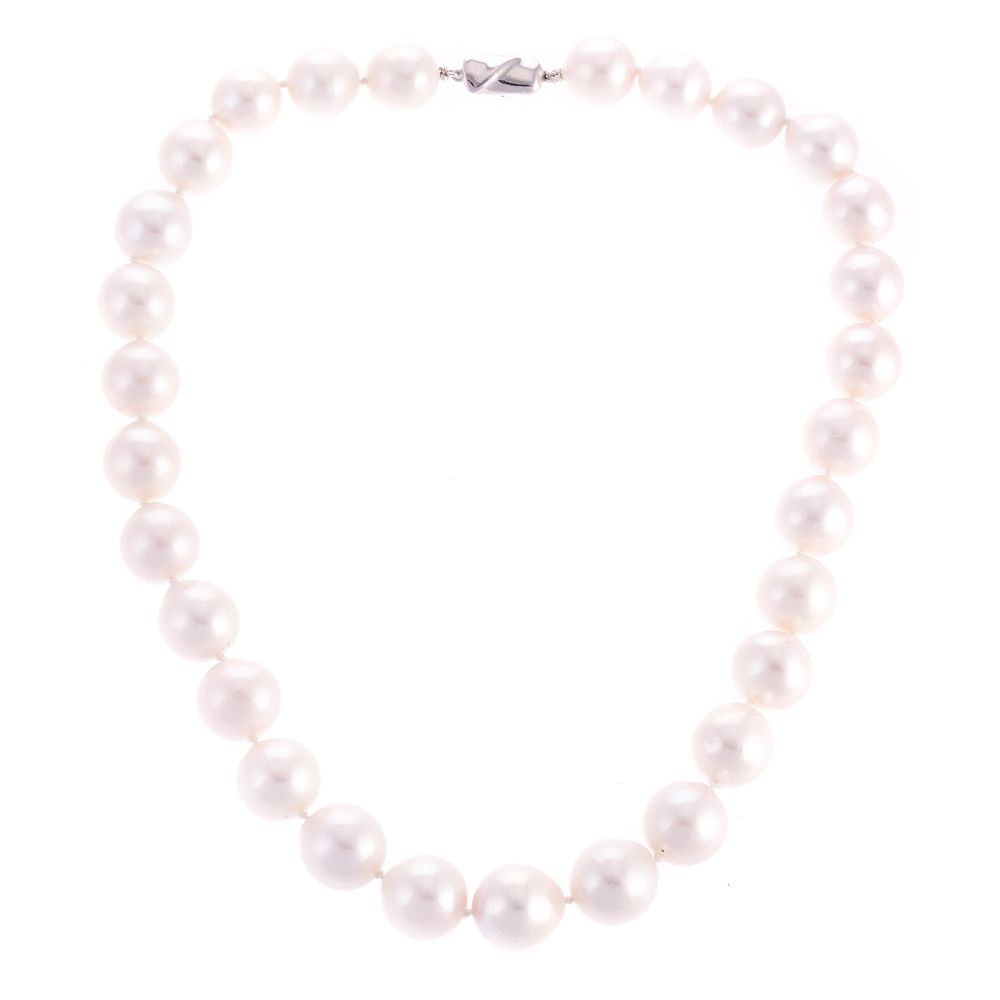 Appraisal: A - mm South Sea Pearl Strand South sea pearl