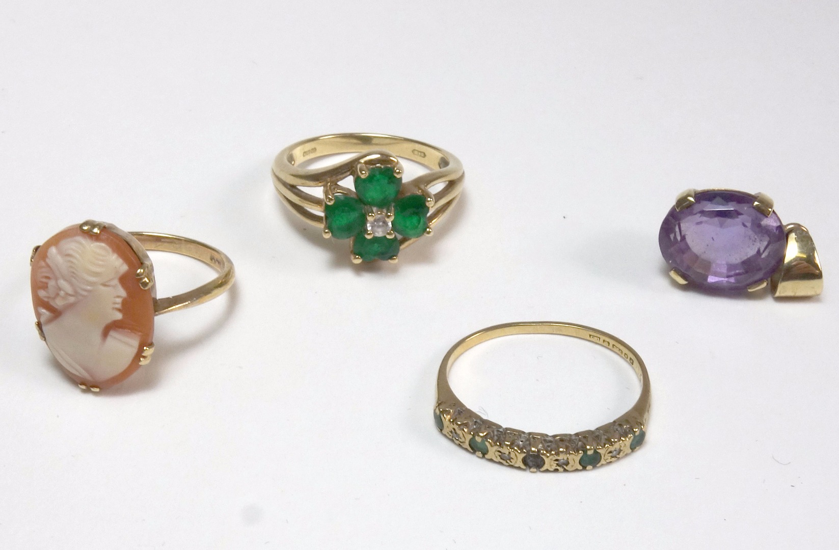 Appraisal: A small collection of jewellery comprising a ct gold green