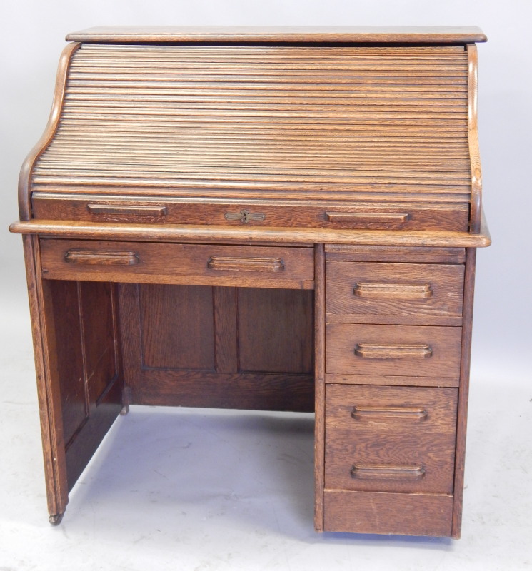 Appraisal: An early thC oak roll top desk the tambour front